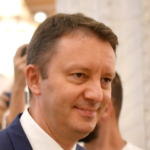 Siegfried Mureșan iși depune programul de guvernare în Parlamentul României. Documentul propune reorganizarea administrației centrale și limitarea numărului de angajați la stat
