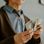 Cum îți pregătești banii pentru o viață mai lungă? Cariera, familia și veniturile nu mai urmează un traseu liniar