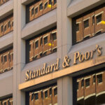S&P menține ratingul României la „BBB-/A-3”, cu perspectiva negativă. Agenția avertizează asupra blocajului politic, deficitului și costurilor de finanțare