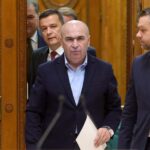 „Domnule Bolojan, renunțați să mai trăiți în trecut!” / Bolojan și Grindeanu se atacă reciproc pe Facebook: PSD somează PNL să intre la guvernare, PNL refuză să mai guverneze alături de PSD